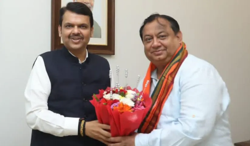 Shri Devendra Fadnavis, the former Chief Minister of Maharashtra honored Shri Abhay Sinha, the newly anointed President, IMPPA