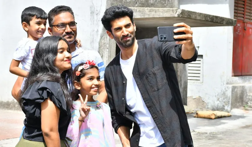 The Aditya Roy Kapur euphoria continues! The actor's fans gatecrash his set to meet him