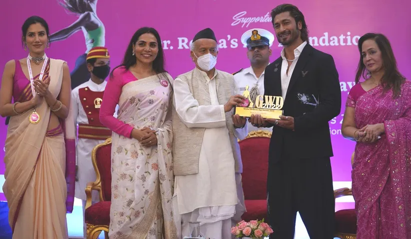 Rekha Chaudhari, Smita Thackeray honor wellness industry and Vidyut Jammwal, Farouk Kabir, Sonnalli Seygall, Darshan Kumar, Akanksha Singh with Global Wellness Award in presence of Hon Governor Bhagat Singh Koshyari