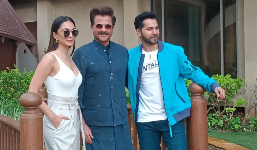 Jug Jugg Jeeyo Starcast gets snapped by the paparazzi... Check out the photos and Videos