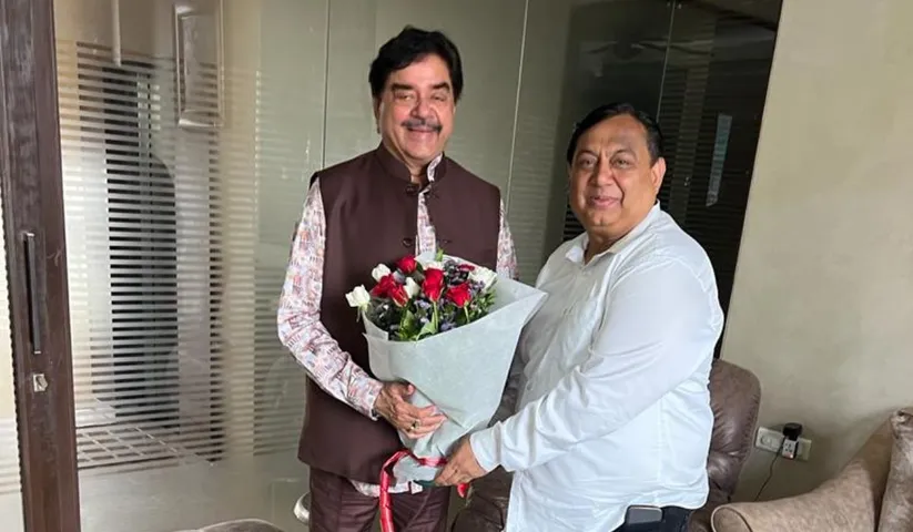 IMPPA PRESIDENT ABHAY SINHA FELICITATES TMC MEM BER & ACTOR SHATRUGHAN SINHA ON HIS WINNING THE SEAT IN ASANSOL