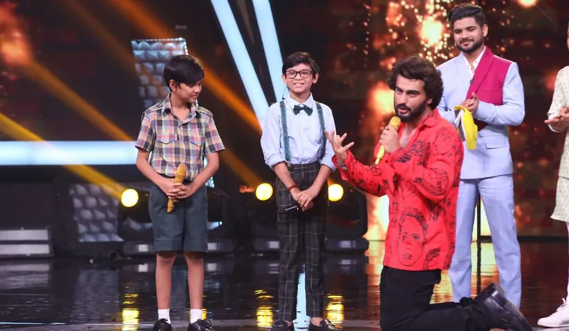 Arjun Kapoor gives a sashtang dandavat pranam to Superstar Singer 2 contestants Mani and Soyab