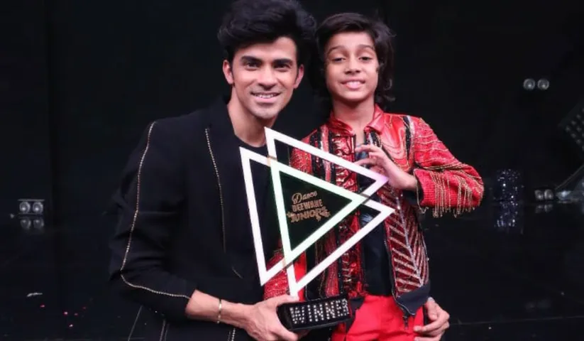 Aditya Vinod Patil lifts the trophy of COLORS’ ‘Dance Deewane Juniors’