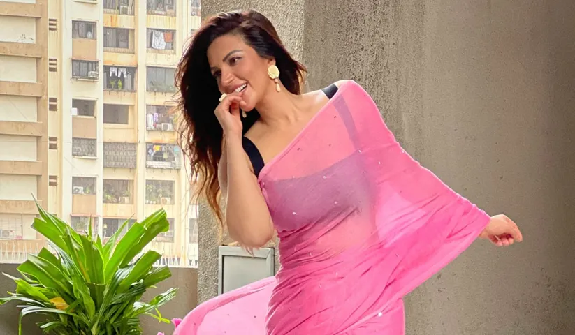 Shama Sikander's Pink Saree is totally Matching the Monsoon Vibes