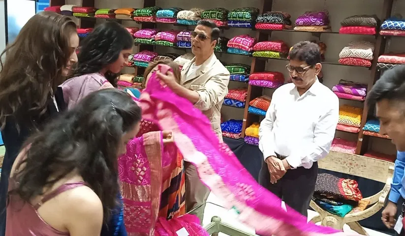 Aanand L Rai's Raksha Bandhan team reaches Ahemdabad and Akshay gifts Bandhani saree to the sisters