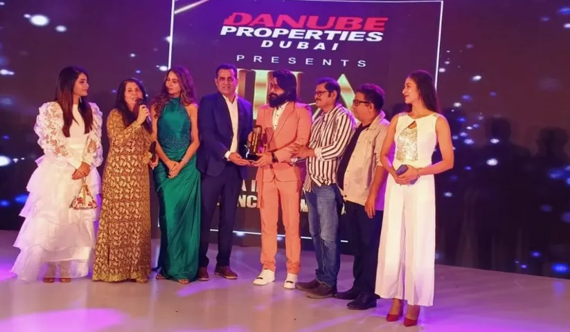 Producer Binaiferr Kohli and "Bhabiji Ghar Par Hai" team dedicate the award to Deepesh Bhan!