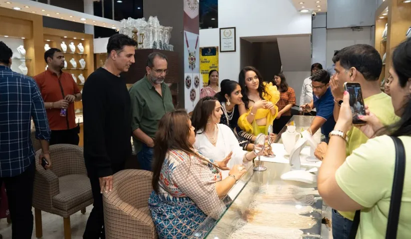 Akshay gives pearls to his on screen sisters in Hyderabad