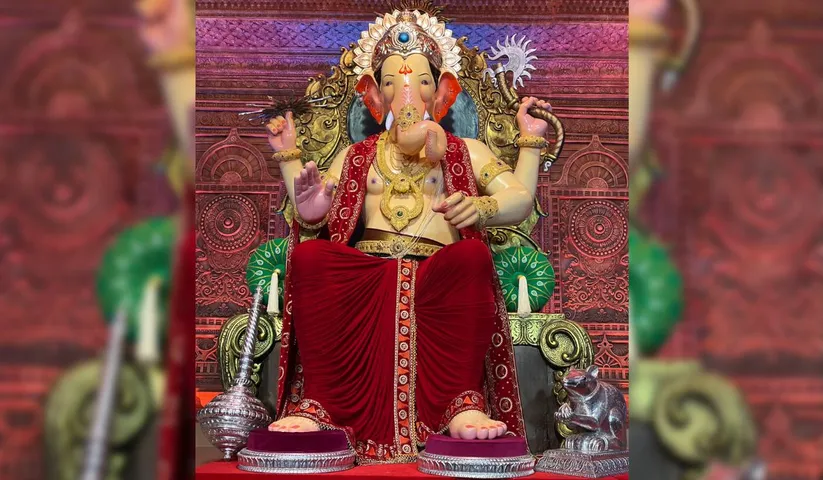 "Lalbaugcha Raja" is the apple of the eye of Bollywood stars