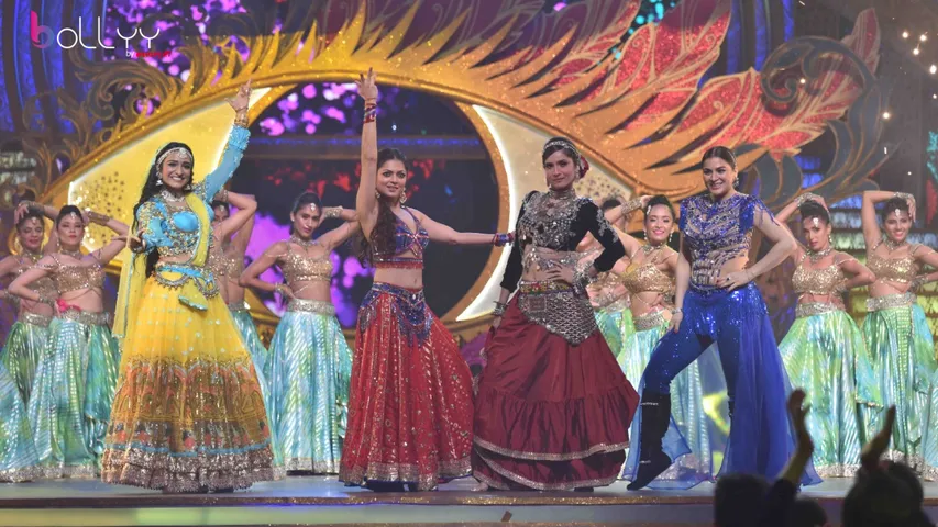 Aishwarya Khare, Drashti Dhami, Anikta Lokhande, Shraddha Arya at Zee Rishtey Awards