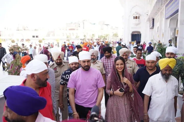 Jasmin and Gippy explore the city of Amritsar as they promote their film Honeymoon (1)