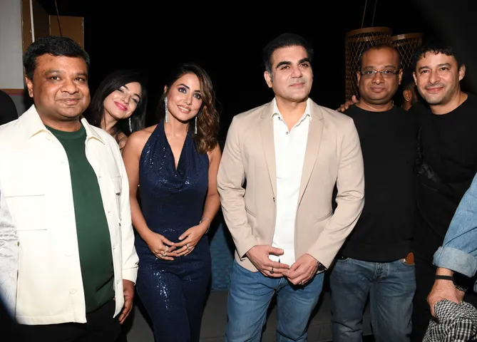 006. Navin Agarwal, Hina Khan, Arbaz Khan, Amit Agarwal and Zulfi Sayed during the launch of DIABLO in INDORE DSC_1499