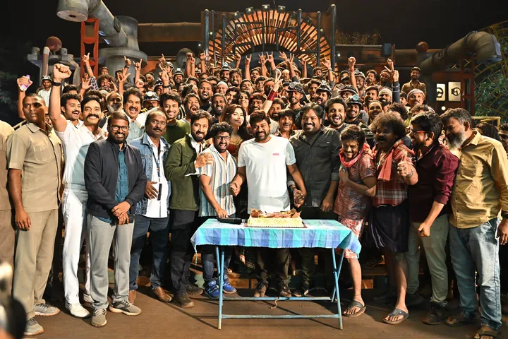 Urvashi Rautela & Chiranjeevi celebrate Meher Ramesh's birthday (2)