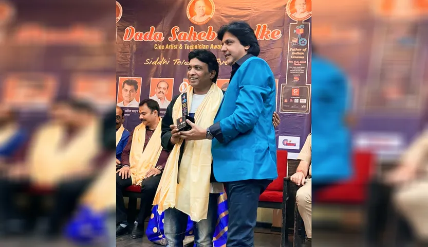 Actor Neeraj Bharadwaj & Sunil Pal at 'Dada Saheb Phalke Cine Artist and Technician Award-2022'event on 3 December 2022 at 'Mayor Hall',Andheri (West),Mumbai (1)