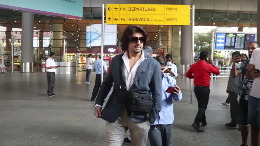 SONU NIGAM RETURNS MUMBAI (13)