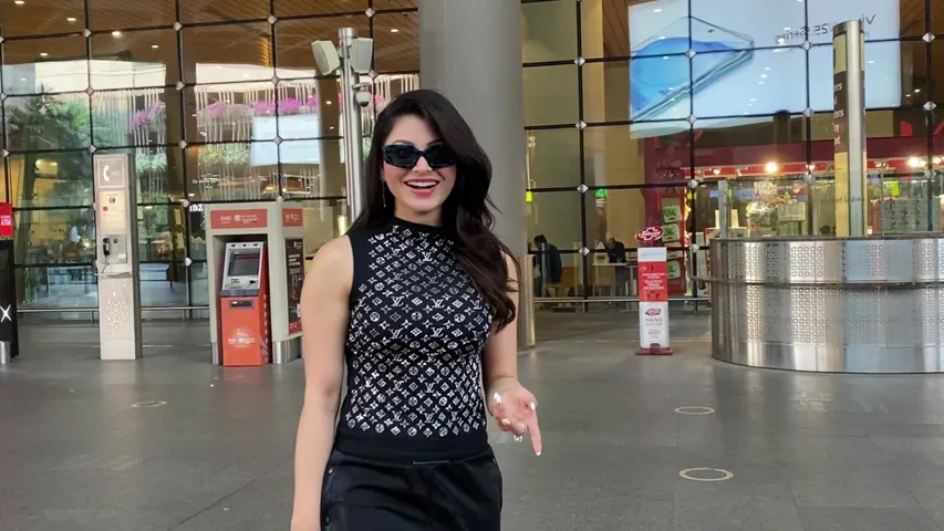 URVASHI RAUTELA SPOTTED (4)