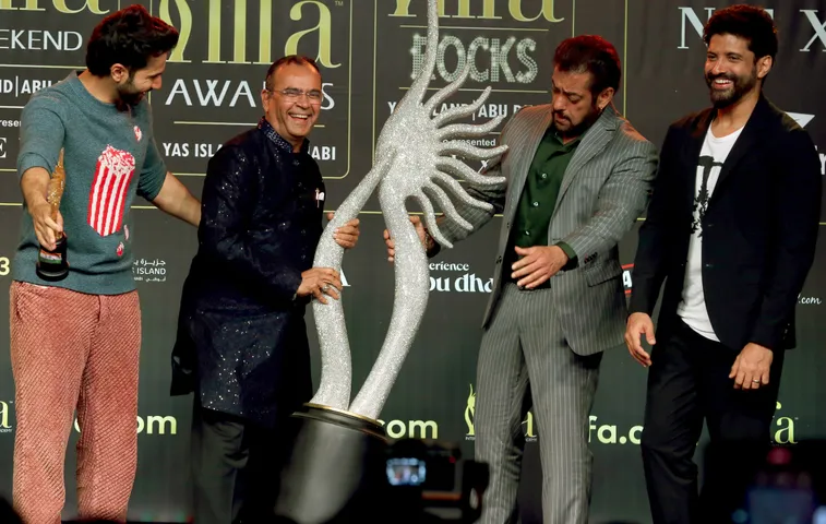 Varun Dhawan,Dr. Yogesh Lakhani,Salman Khan & Farhan Akhtar 1