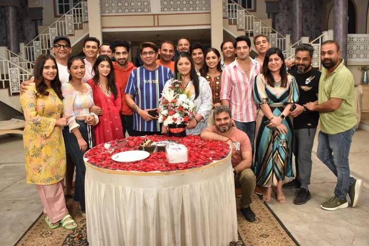 The cast and crew of YRKKH celebrate actress Pragati Mehra’s birthday