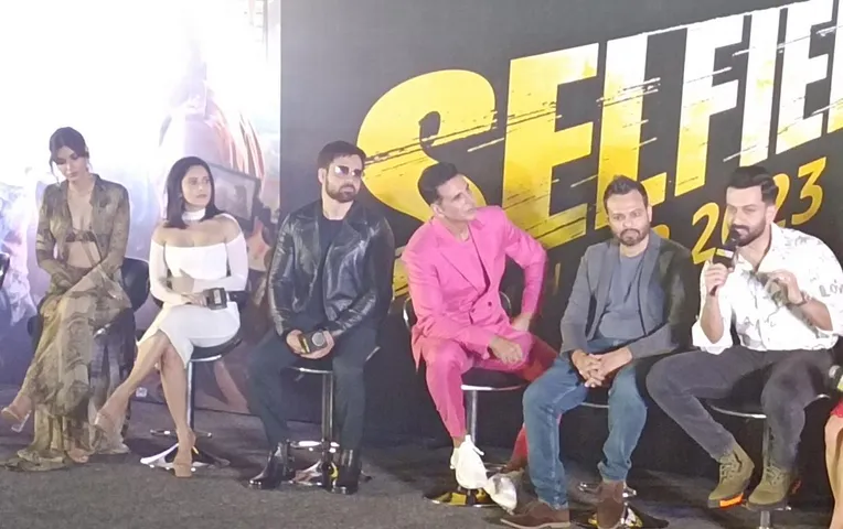  “ Am a grounded actor who is from Delhi-Chandni Chowk who loves to sleep on a floor-mattress,” insists mega-star Akshay Kumar at  ‘Selfiee’ terrific trailer launch.--- by Chaitanya  Padukone