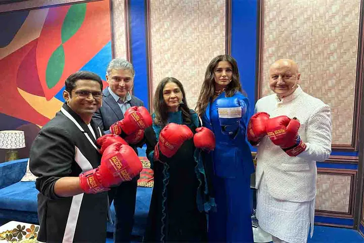 Anupam Kher, Neena Gupta don their boxing gloves! Fisticuff fiesta at Kapil Sharma Show with Team Shiv Shastri Balboa! 🥊