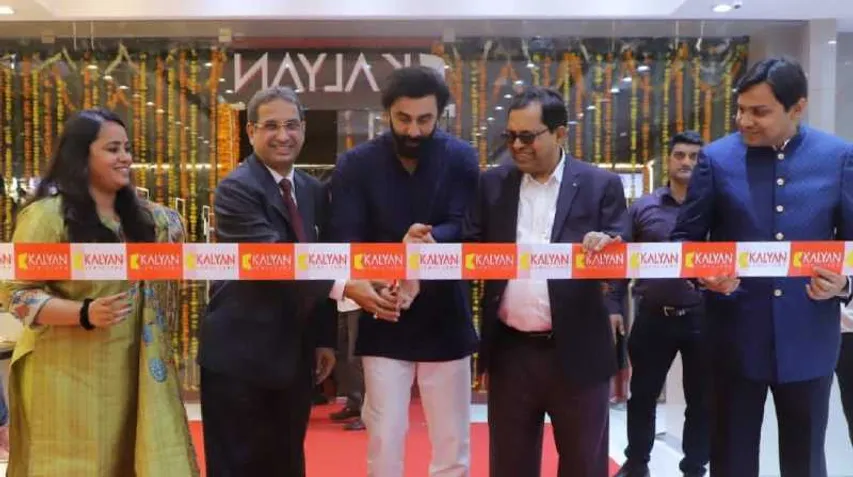 Ranbir Kapoor Inaugurates Kalyan Jewellers Showroom at Gaur City Mall, G...