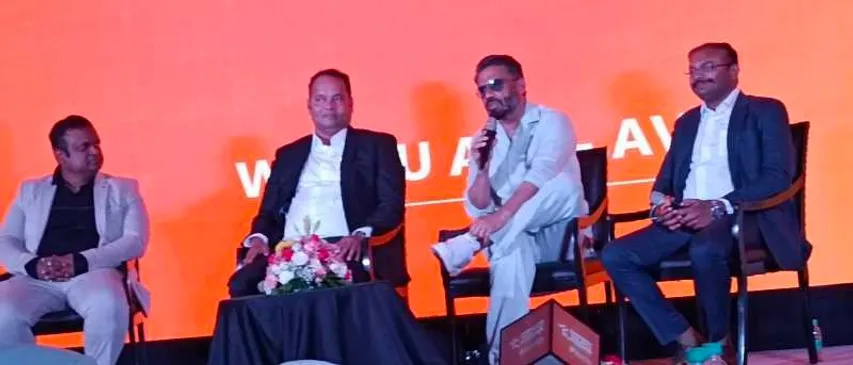 Waayu-Suniel Shetty on stage with associates_2_11zon