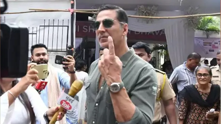 Stars cast their vote! Akshay Kumar voted for the first time