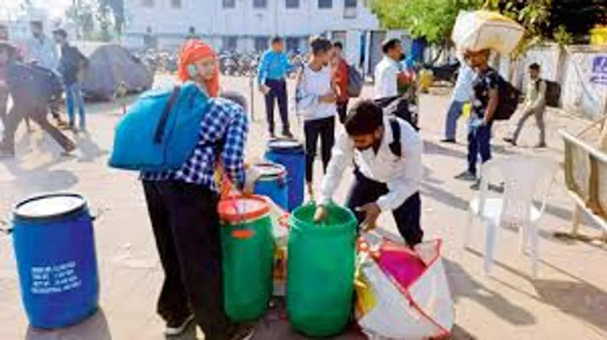 Mumbai: 50 plastic drums seized from passengers on WR