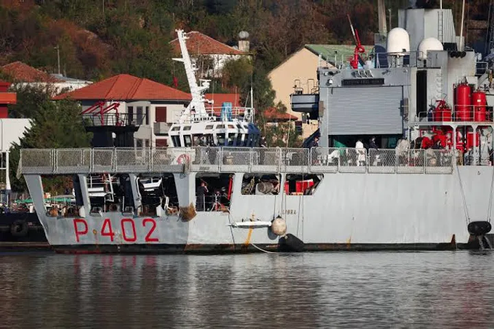 Italian navy ship carrying migrants arrives in Albanian port