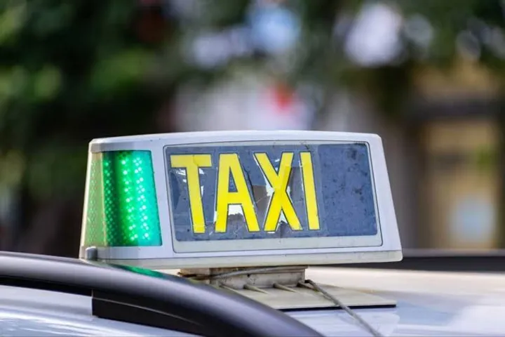 Noida International Airport unveils revolutionary all-electric premium taxi service with Mahindra Logistics