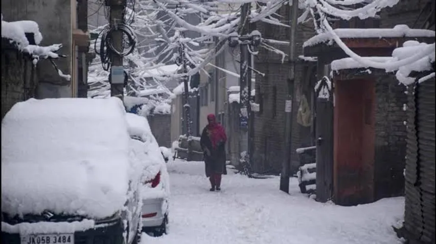 Srinagar-Jammu National Highway NH-44 closed due to snow and slippery conditions