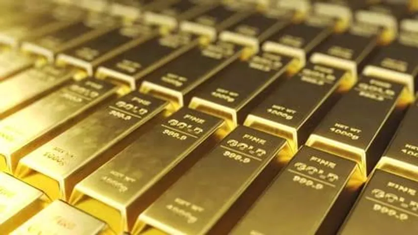 Gold prices touch record high amid global uncertainties