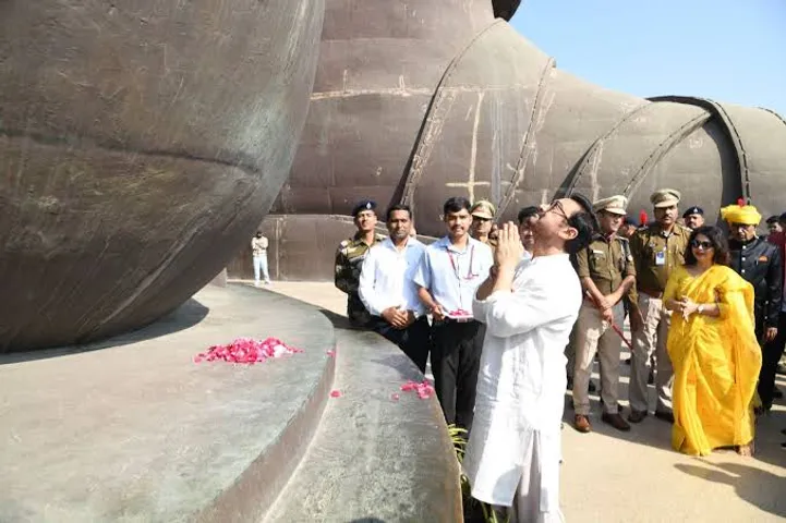 Bollywood Actor Aamir Khan mesmerized by the grand statue of Sardar Saheb at Ekta Nagar
