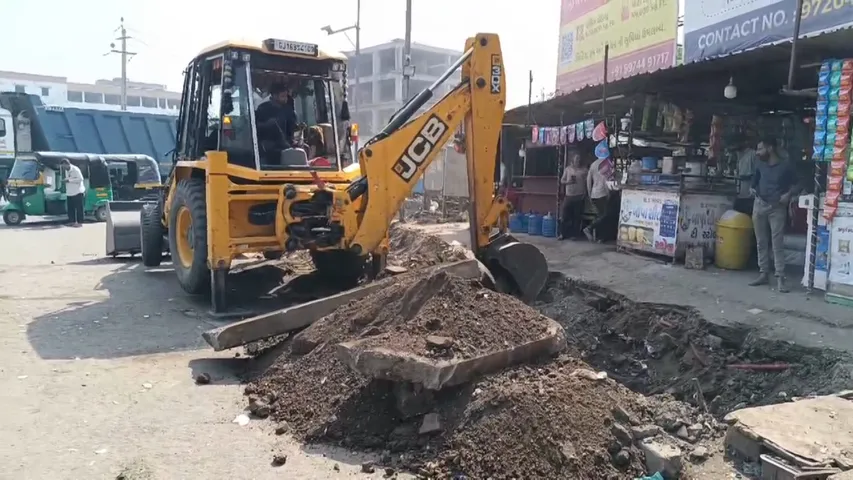 Ankleshwar: Bulldozer backfires on illegal encroachment near Walia Chowk on NH 48 !