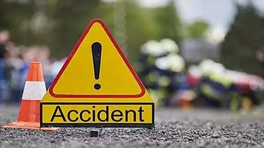 Ankleshwar: Head-On collision between moped and bike on Surwadi overbridge caught on CCTV