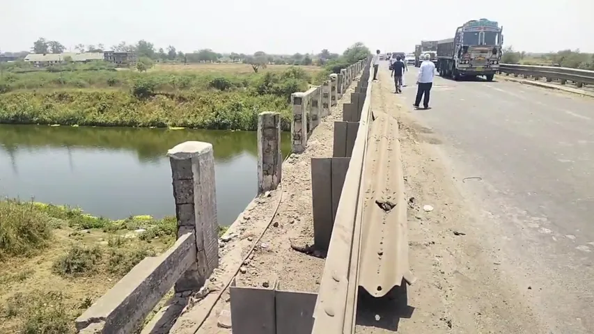 Bharuch: 40-year-old bridge on Dhadhar river near Jambusar in a very dilapidated condition, fear of a major disaster!