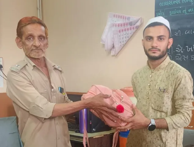 Bharuch: ST Bus Conductor in Jambusar Returns Passenger’s Bag Containing Gold Worth Rs. 3 Lakh