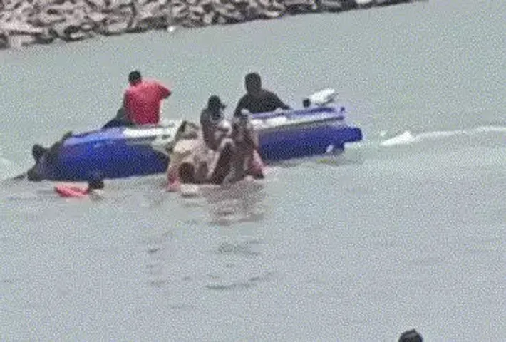 Seven pilgrims drown in Dwarka, one dead, six rescued