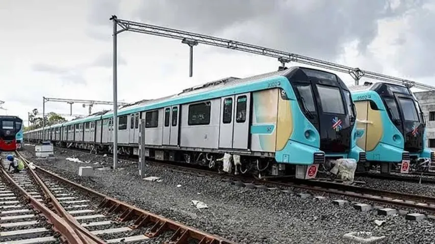 Mumbai Metro sees heavy rush as trains get delayed due to technical snag