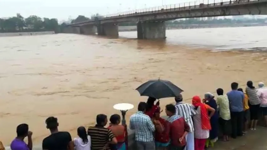 Sabarmati river overflows amid heavy rainfall; 25 workers rescued