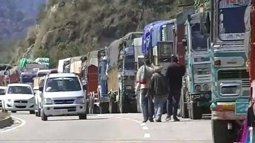 Jammu-Srinagar NH partially opened for vehicular movement