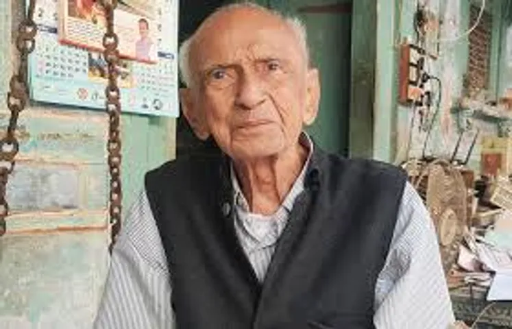 Former Gujarat-cadre IAS officers Yagnik, Nanda 