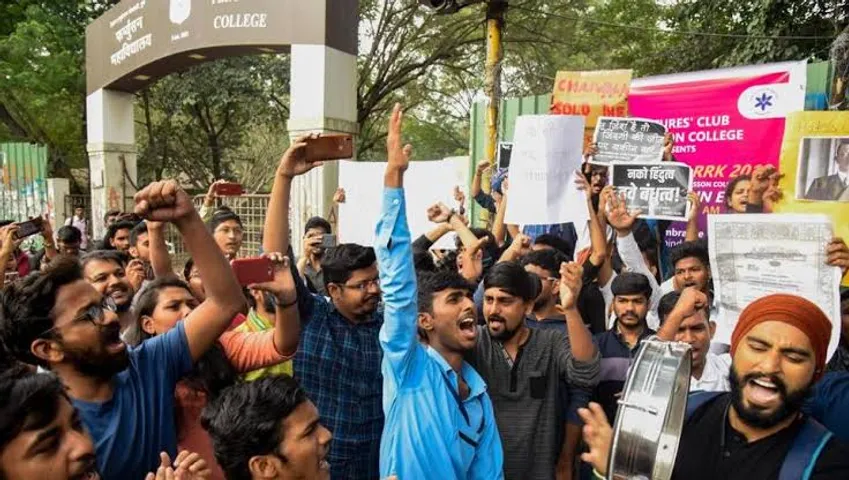 Students protest over method of admissions to law courses
