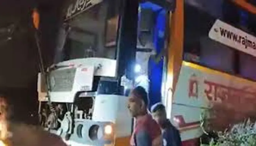 Guj: 6 killed as speeding truck rams bus on Ahmedabad -Vadodara Expressway