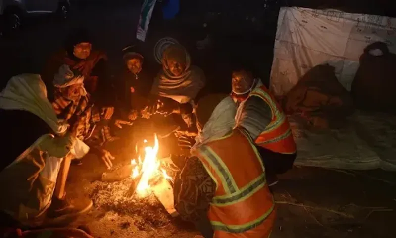 Delhi temperature dips to 4.6 on Sunday morning