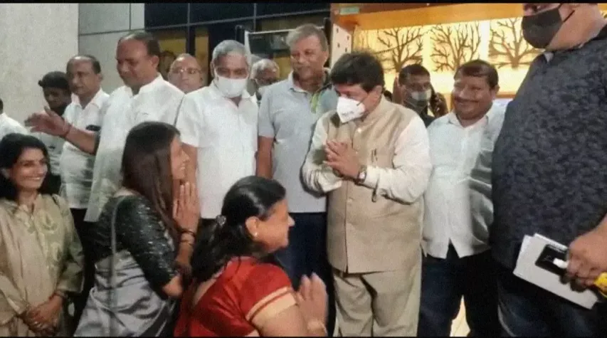 Gujarat Revenue minister Rajendra Trivedi gets warm welcome on his first visit to Vadodara