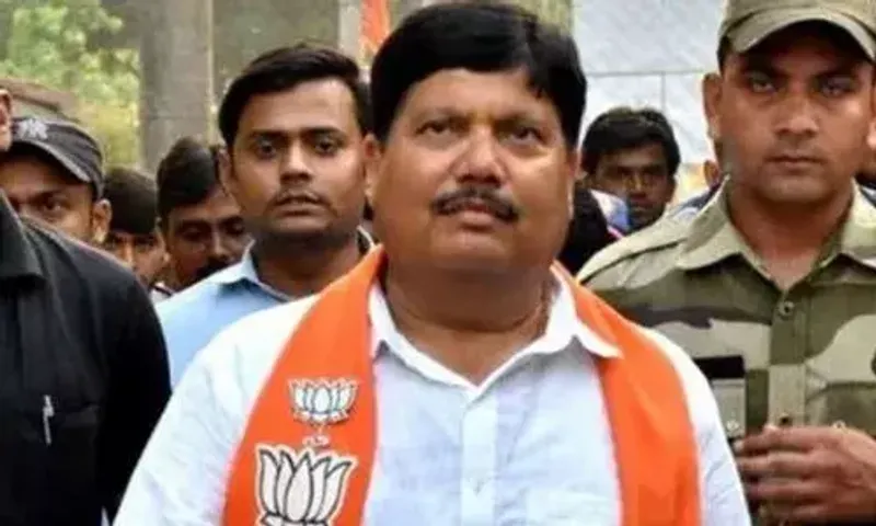 Three bombs hurled at BJP MP Arjun Singh's home in Kolkata