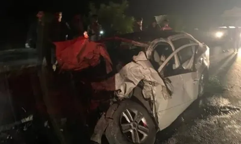 Four dead in Mumbai-Ahmedabad highway collision