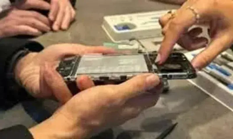 Retailers dial smartphone makers over delay in claims settlement