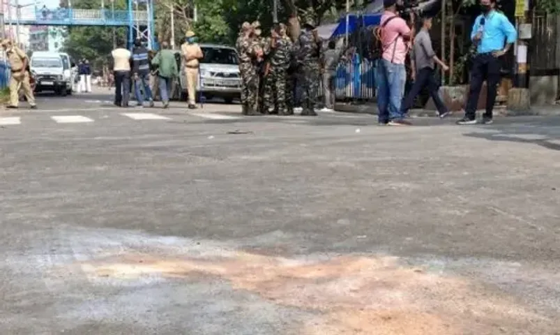 One injured by crude bomb during Kolkata civic polls, low turnout till afternoon