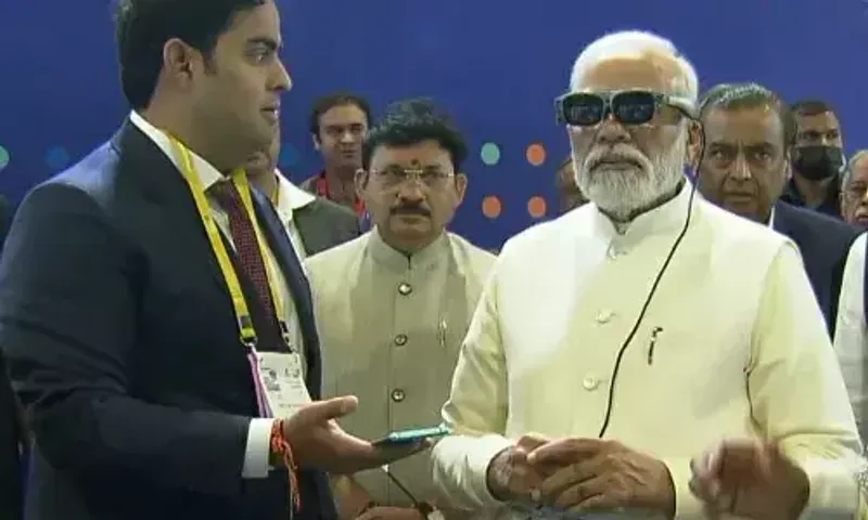 PM Modi inaugurates IMC 2022 exhibition, experiences 5G tech by different operators